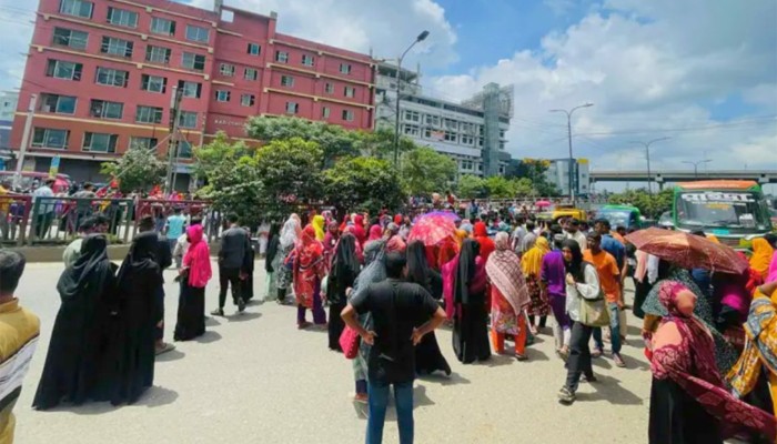 ​বেতন-ভাতার দাবিতে কুড়িলে গার্মেন্টস শ্রমিকদের সড়ক অবরোধ