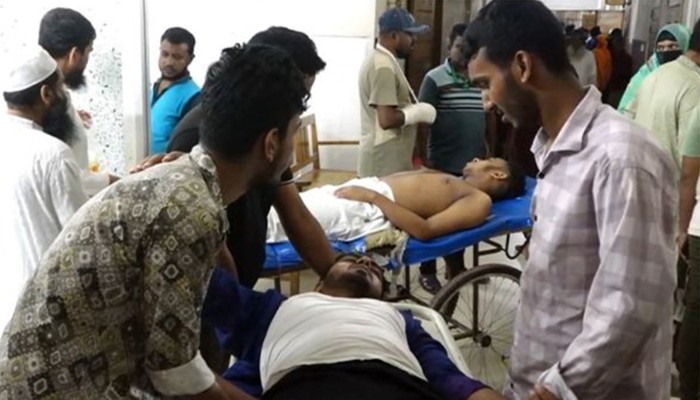 ​বরিশালে ছাত্রদল-শিবির সংঘর্ষে আহত ২৫