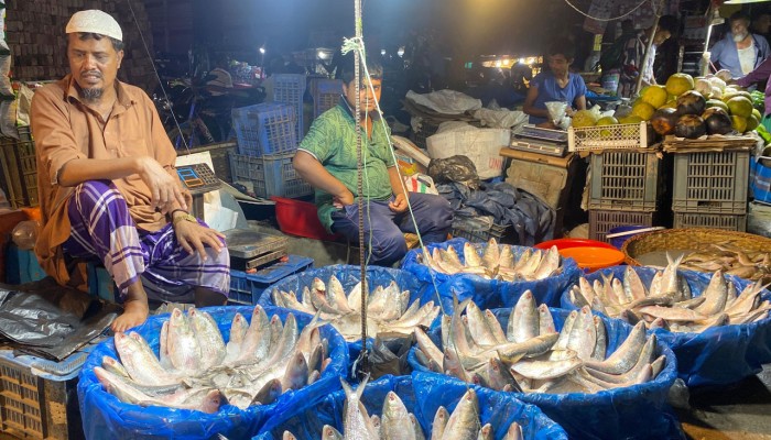 ​মাছের বাজারে আগুন