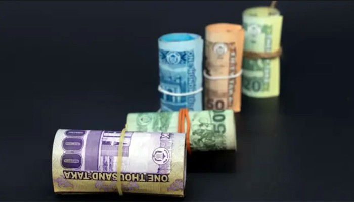 জমানো টাকা তুলতে ভোগান্তি, শাখায় শাখায় ছোটাছুটি