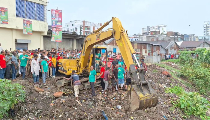 ​নরসুন্দা নদীর প্রাণ ফেরাতে যুবদলের ময়লা অপসারণ