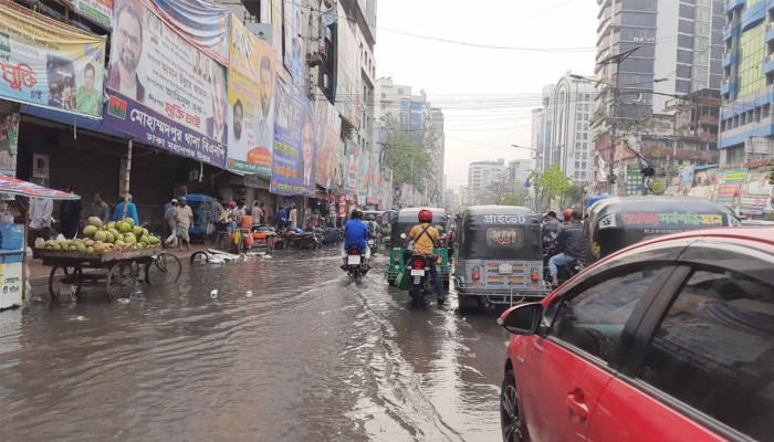 ​গুঁড়িগুঁড়ি বৃষ্টিতে দুর্ভোগ চরমে