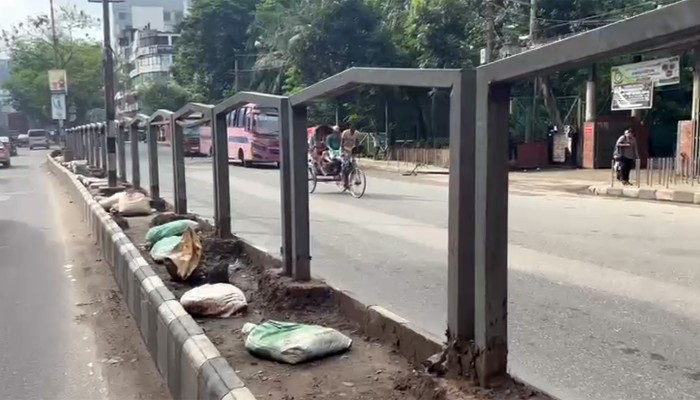 ​চুরি হচ্ছে রোড ডিভাইডারের রেলিং, বাড়ছে দুর্ঘটনার ঝুঁকি