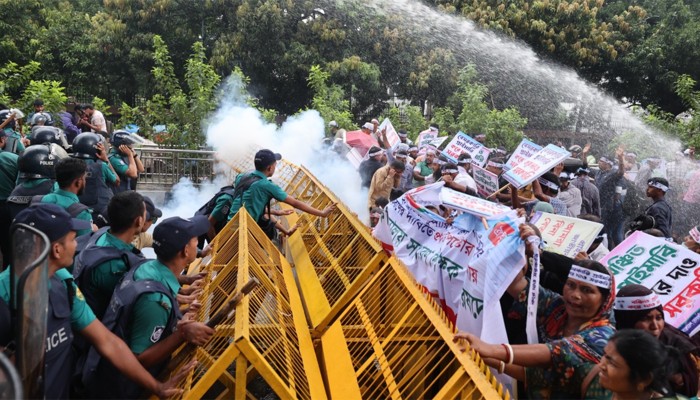 ​যমুনা অভিমুখে বেসরকারি শিক্ষকরা, পুলিশের সাউন্ড গ্রেনেড নিক্ষেপ