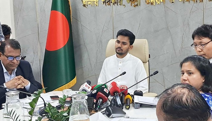 ​স্বাস্থ্য উপদেষ্টার ক্যান্সার, সিঙ্গাপুরে চিকিৎসার বিষয় মানবিক: আসিফ