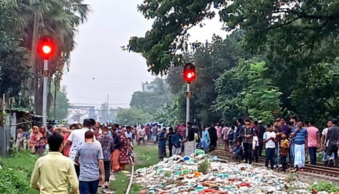 ​ডিপ্লোমা প্রকৌশলীদের রেললাইন অবরোধ