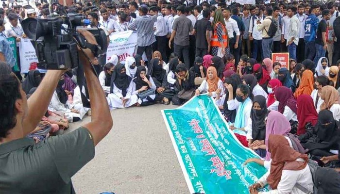 রাজধানীর সাতরাস্তা অবরোধ, যান চলাচল বন্ধ