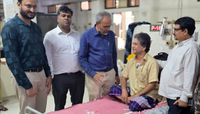 ​সাংবাদিক টুটুলকে দেখতে হৃদরোগ হাসপাতালে ডা. রফিক