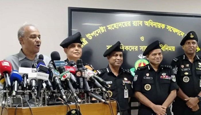 ​দুর্গাপূজা ঘিরে পাশের দেশ মিথ্যা প্রচার করছে : স্বরাষ্ট্র উপদেষ্টা