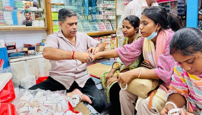 ​দুর্গোৎসব উপলক্ষে শাঁখা-শঙ্খ বিক্রির ধুম