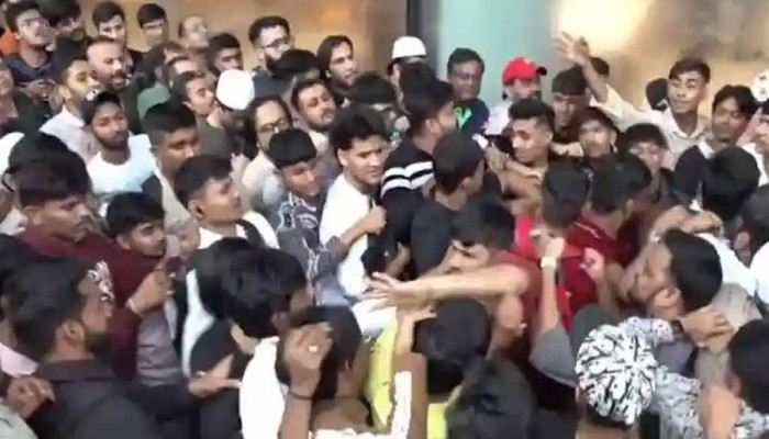 ​আইফোন ১৭ কেনা নিয়ে দোকানের সামনে ক্রেতাদের ব্যাপক মারামারি