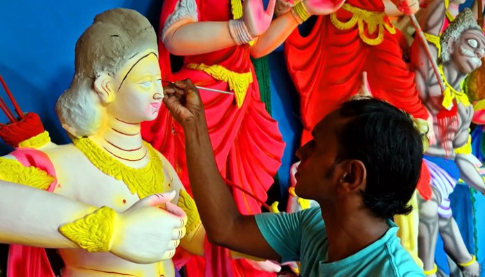 ​গৌরনদীতে প্রতিমা নির্মাণে ব্যস্ত সময় পার করছেন শিল্পীরা