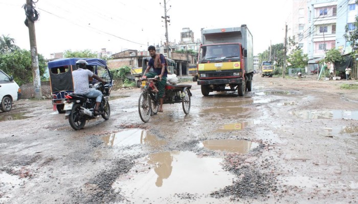 সড়ক যেন নরক পথ!