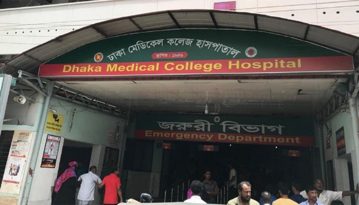 ​চিকিৎসাধীন শিশুর মৃত্যু ঘিরে ঢামেকে মারামারি ও ভাঙচুর