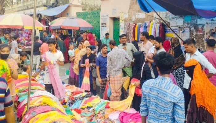 ​জমজমাট ফুটপাত-শপিংমল