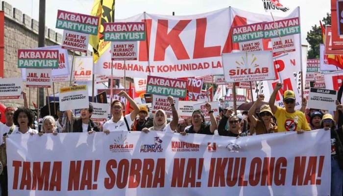 ​ আরেক দেশে জ্বলে উঠেছে জেন-জিরা