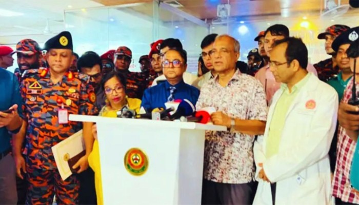 ​ফায়ার সার্ভিসের দগ্ধ ৩ সদস্যের অবস্থা আশঙ্কাজনক : স্বরাষ্ট্র উপদেষ্টা