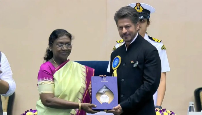 ​প্রথমবার জাতীয় পুরস্কার গ্রহণ করলেন শাহরুখ খান