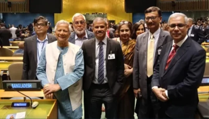 ​১০৪ জনের জায়গায় ৬২জন! প্রধান উপদেষ্টার সফরসঙ্গীর বড় তালিকা নিয়ে প্রশ্ন