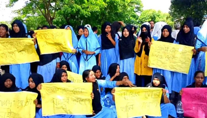 মহাসড়ক অবরোধ করে শিক্ষার্থীদের বিক্ষোভ