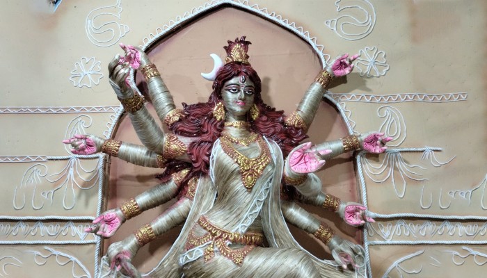 নজর কাড়ছে পাটের আঁশ দিয়ে তৈরি দুর্গাদেবীর প্রতিমা
