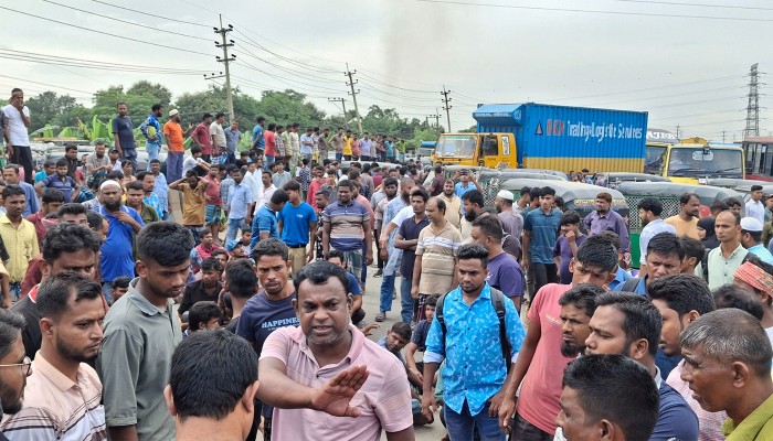 মহাসড়কে অটোরিকশা চালকদের বিক্ষোভ, ​ভোগান্তি