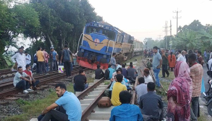 ​ভাঙ্গুড়ায় ট্রেনের বগি লাইনচ্যুত, ৩ ঘণ্টা ধরে ট্রেন চলাচল বন্ধ