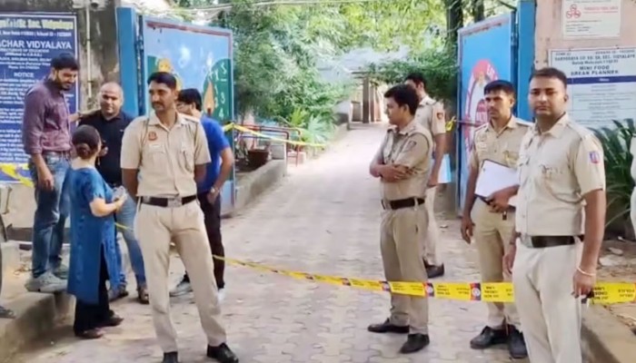 ​নয়াদিল্লির ৩ শতাধিক স্কুলে বোমা হামলার হুমকি