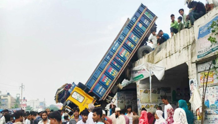 ওভারপাসের রেলিং ভেঙে ঝুলে পড়লো ট্রাক, আহত ১