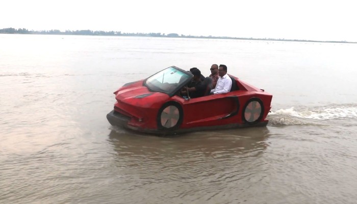 ​ব্রহ্মপুত্রের বুক চিরে ছুটে চলেছে রাহাতের তৈরি গাড়ি