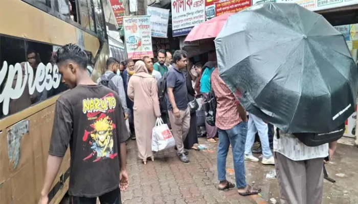 বৃষ্টি মাথায় নিয়েই ঢাকা ছাড়ছে মানুষ