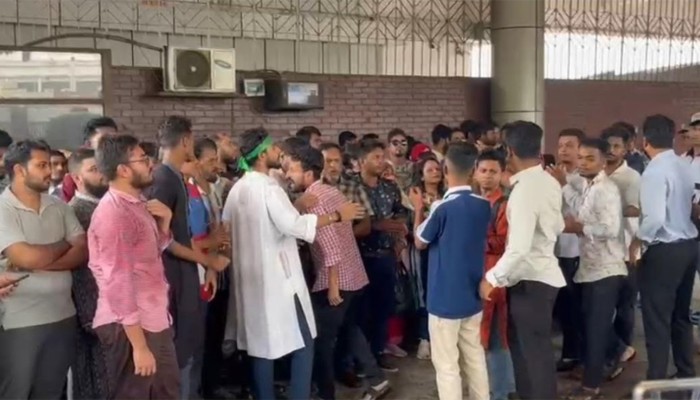 বিমানবন্দরে ​সাংবাদিক লাঞ্ছিত, এনসিপির সংবাদ সম্মেলন বয়কট