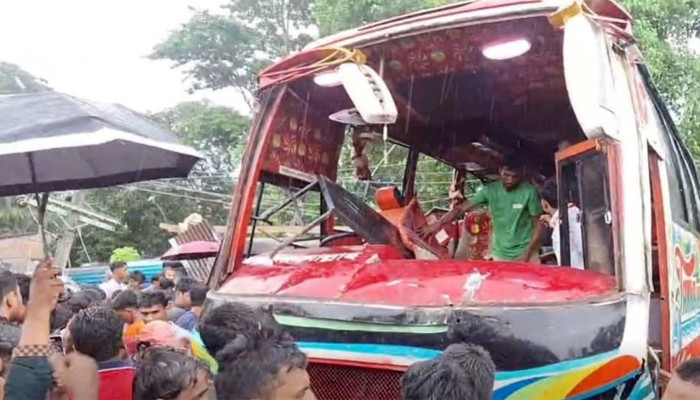​ফেনীতে নিয়ন্ত্রণ হারিয়ে দোকানে বাস, নিহত ৩