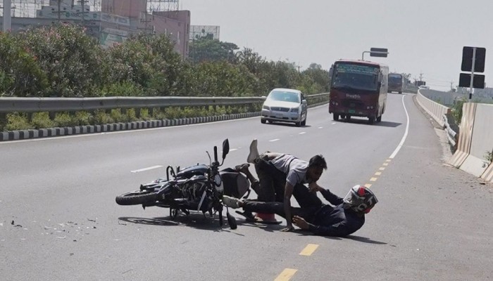 সেপ্টেম্বরে সড়কে ঝরল ৪১৭ প্রাণ