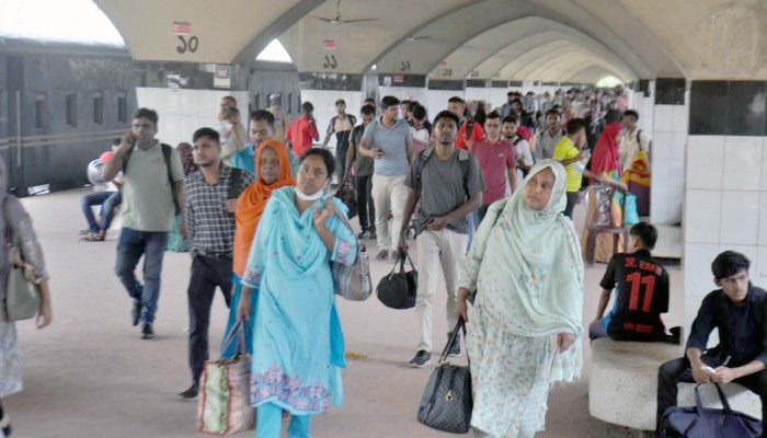 ​পূজার ছুটি শেষে ঢাকায় ফিরছে মানুষ