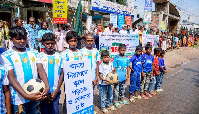 সাঁওতালদের স্কুল ও খেলার মাঠ দখলমুক্তের দাবিতে গাইবান্ধায় মানববন্ধন