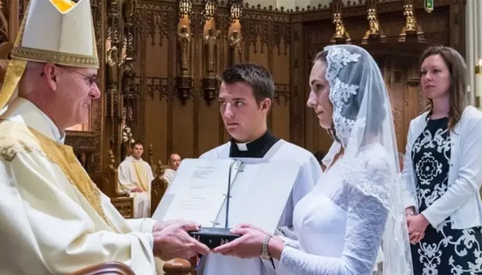 ​যীশু খ্রিস্টকে বিয়ে করে কুমারী থাকার শপথ নিচ্ছেন নারীরা