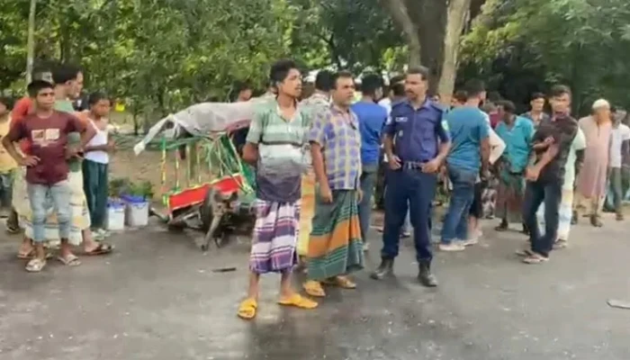 ​নাটোরে বাসের ধাক্কায় অটোরিকশার ৩ যাত্রী নিহত