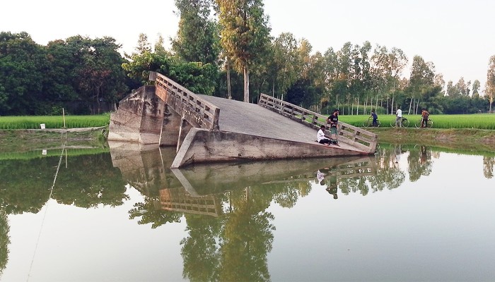 ​৮ বছর ধরে ভেঙে পড়ে আছে সেতু, দুর্ভোগে হাজারো মানুষ
