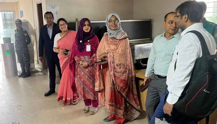 সচিবালয়ে আগতদের দেওয়া হচ্ছে কাপড়ের ব্যাগ