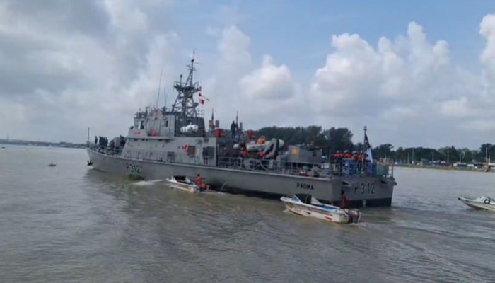 মা ইলিশ রক্ষায় ​নৌ-পথে মহড়া দিচ্ছে যুদ্ধজাহাজ