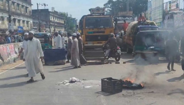 ​বাসের ধাক্কায় হেফাজত নেতার মৃত্যু, চট্টগ্রামে মহাসড়ক অবরোধ