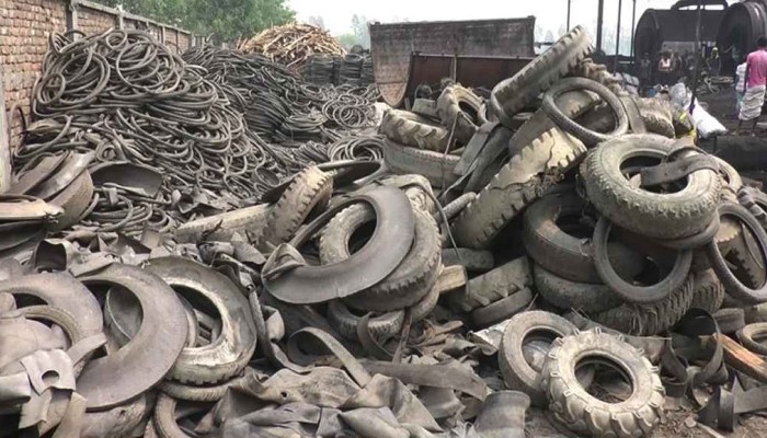 টায়ার পুড়িয়ে তৈরি হচ্ছে জ্বালানি তেল