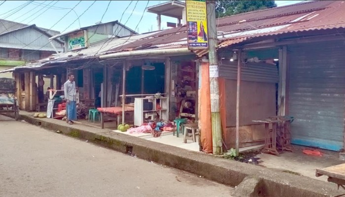 ​নামেই মহিলা মার্কেট, দোকান সব পুরুষদের দখলে