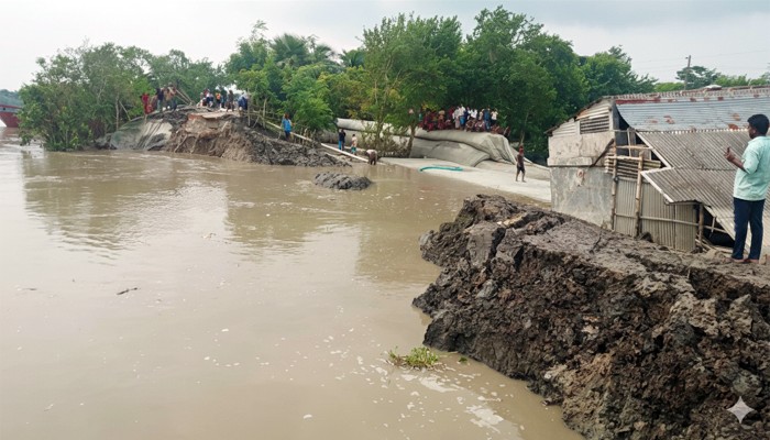 ​ভেঙে গেল ঢাকি নদের বাঁধ, শতাধিক পরিবার পানিবন্দি