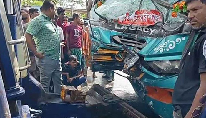 ​র‍্যাবের পিকনিকের গাড়ির সঙ্গে বাসের সংঘর্ষে নিহত ৩