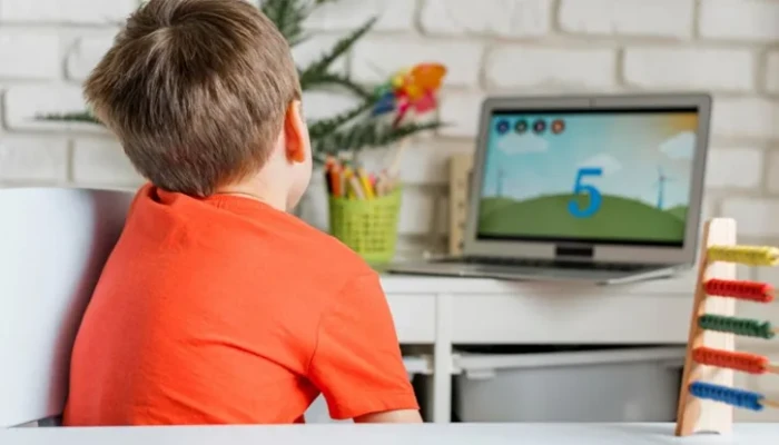 ​শিশু টিভি দেখতে-দেখতে খাচ্ছে, এতে কী হচ্ছে জানেন?