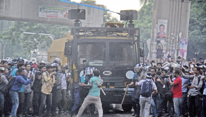 ​শিক্ষকদের কর্মসূচিতে পুলিশের বাধা