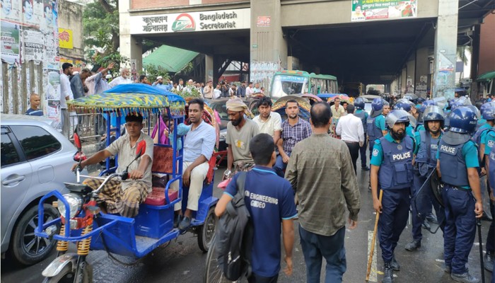 ​শিক্ষকরা সরে যাওয়ায় প্রেসক্লাবের সামনে যান চলাচল স্বাভাবিক