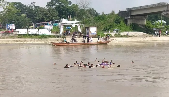 ​কীর্তিনাশায় যাত্রীবাহী ট্রলারডুবি